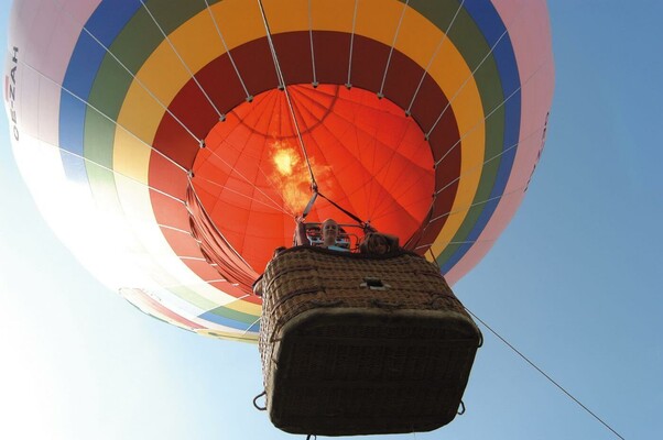 Ballooning_in the balloon basket_Eastern Styria | © Ballonhotel Thaller