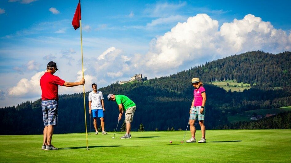 Golfen mit Blick auf die Burgruine Steinschloss | © SMG Mariahof