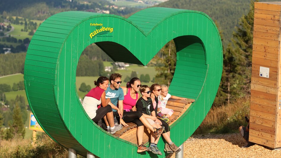 Familienfoto im grünen Herz.