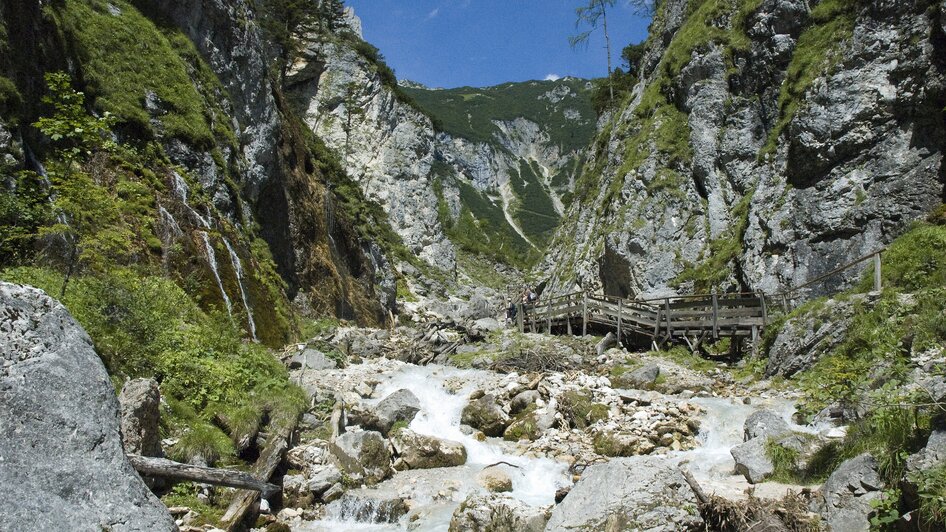 Der Weg durch die romantische Wildwasserklamm führt hinauf zur Silberkarhütte.